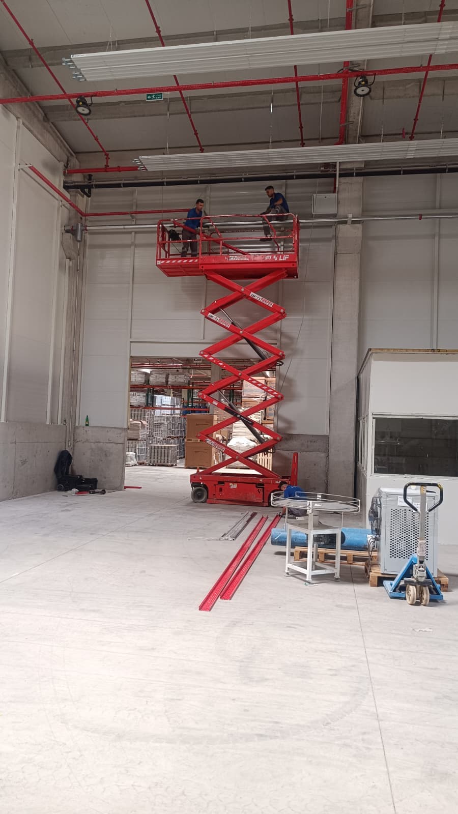 Makaslı platform ile fabrika içi tavan-tesisat çalışması